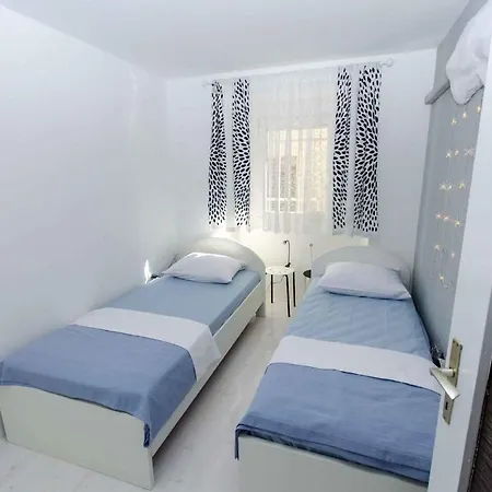Three-bedroom Near Sea *