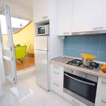 Three-bedroom Near Sea דירה