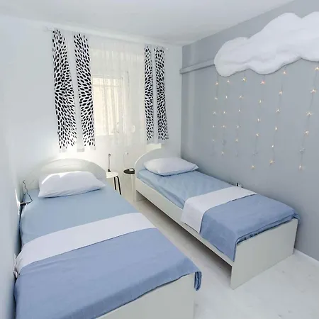 Three-bedroom Near Sea *
