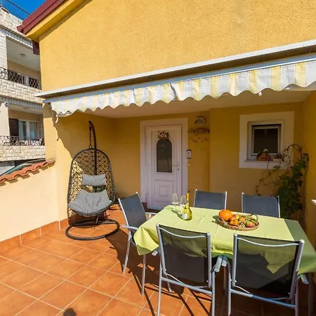 Three-bedroom Near Sea *