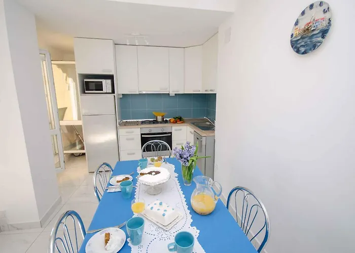 Three-bedroom Near Sea *