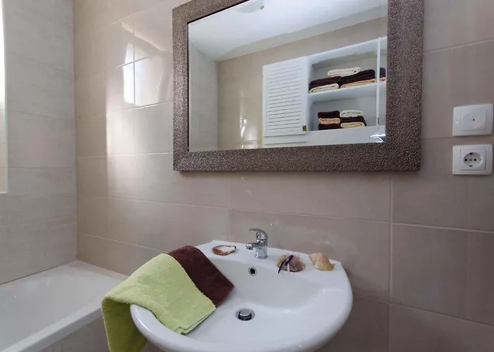 Three-bedroom Near Sea