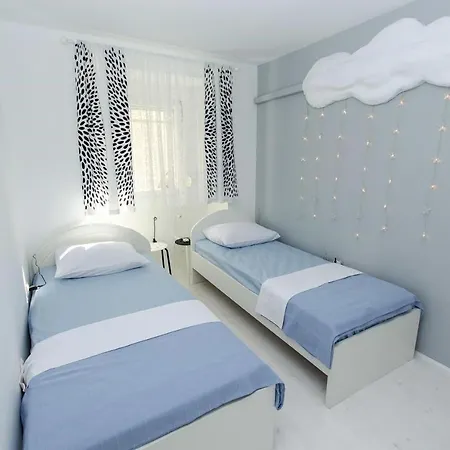 Three-bedroom Near Sea *