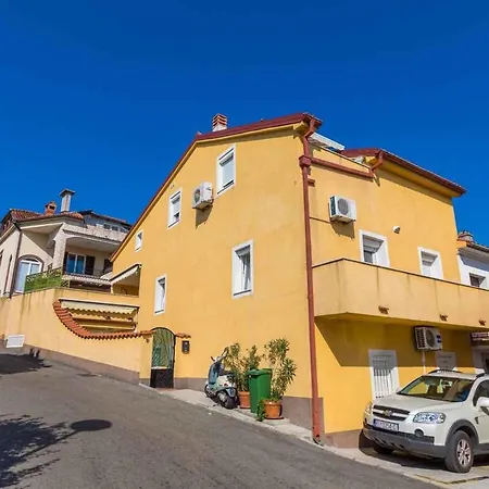 Three-bedroom Near Sea *