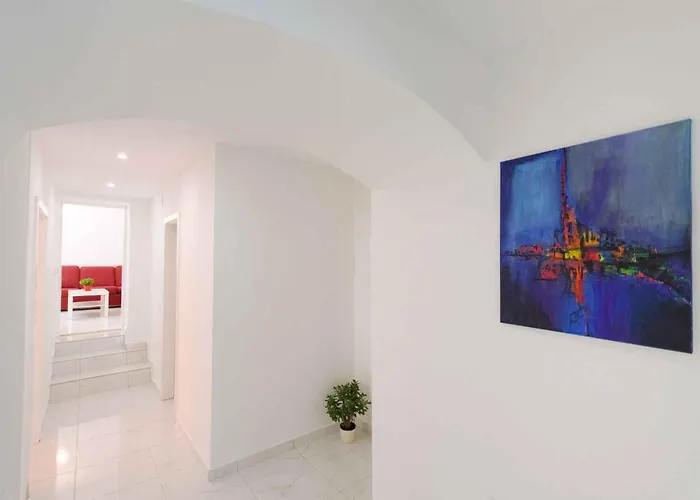 Apartmán Three-bedroom Near Sea *